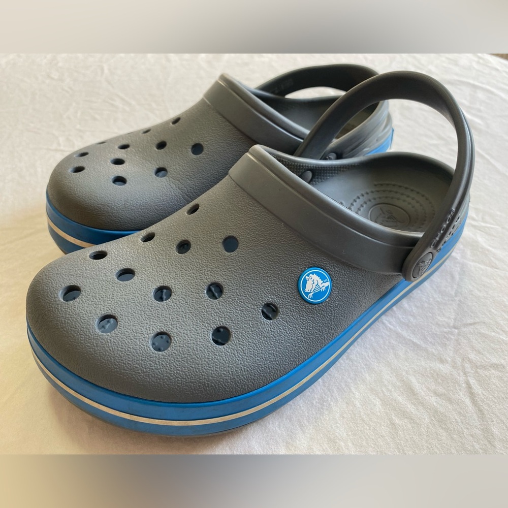 Crocs Crocband clogs Grey w/ Blue band Men’s 6/ Women’s 8